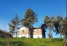 TAVULLIA: AMPIO CASOLARE  CON GIARDINO